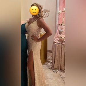 Beautiful champagne colored formal Dress size M wonky worn 1 no night.